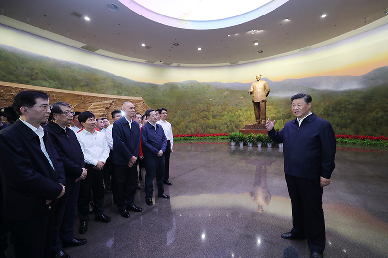 9月12日，，，中共中央总书记、国家主席、中央军委主席习近平视察中共中央北京香山革命纪念地。。。。。。这是习近平在香山革命纪念馆旅行《为新中国涤讪》主题展览，，，并揭晓主要讲话。。。。。。