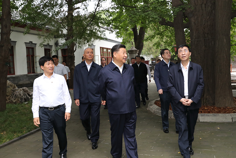 9月12日，，，中共中央总书记、国家主席、中央军委主席习近平视察中共中央北京香山革命纪念地。。。。。。这是习近平瞻仰双清别墅。。。。。。