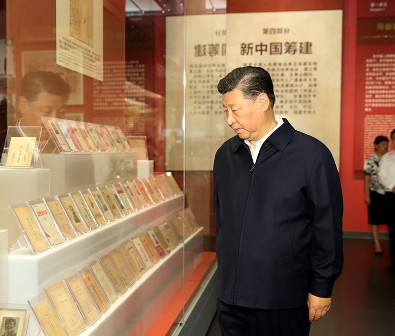 9月12日，，，中共中央总书记、国家主席、中央军委主席习近平视察中共中央北京香山革命纪念地。。。。。。这是习近平在香山革命纪念馆旅行《为新中国涤讪》主题展览。。。。。。